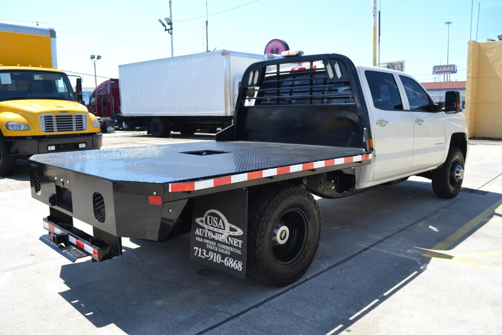 2019 WHITE /BLACK CHEVROLET 3500 with an VORTEC 6.0L V8 engine, AUTOMATIC transmission, located at 9172 North Fwy, Houston, TX, 77037, (713) 910-6868, 29.887470, -95.411903 - 13,200LB GVWR, 9FT FLATBED, 98" WIDE, GOOSNECK/BUMPER PULL HITCH, POWER WINDOWS, LOCKS, & MIRRORS, COLD A/C - Photo#4